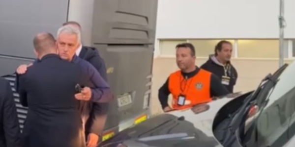 Mourinho non torna a Roma e resta in Portogallo: c'è un motivo