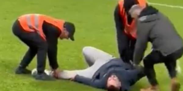 Invade il campo ma il risultato è un disastro, alla fine però il colpo di scena: lei resta senza parole
