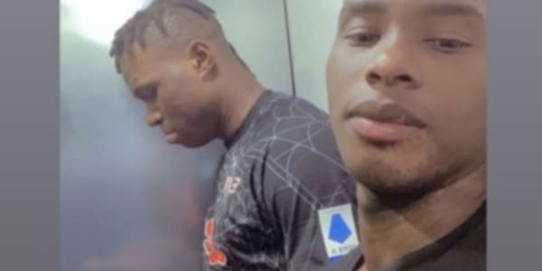 Singo, la foto con la maglia del Napoli scatena i tifosi azzurri sui social