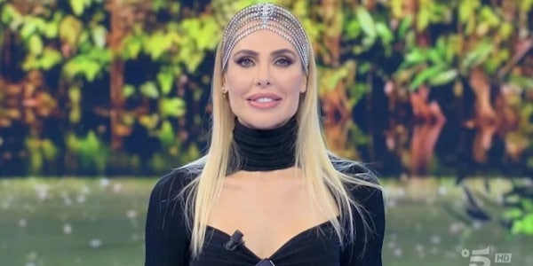 Isola dei Famosi: Ilary Blasi si rilassa con Bastian in Thailandia ma intanto telefona a...