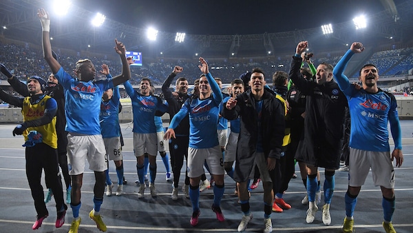 Festa pazzesca al Maradona: il Napoli canta e balla sotto le curve