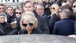 Maria De Filippi si commuove: il feretro esce sulle note del "Maurizio Costanzo show"