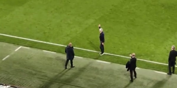 Mourinho, il gesto a San Sebastian che emoziona i tifosi della Roma