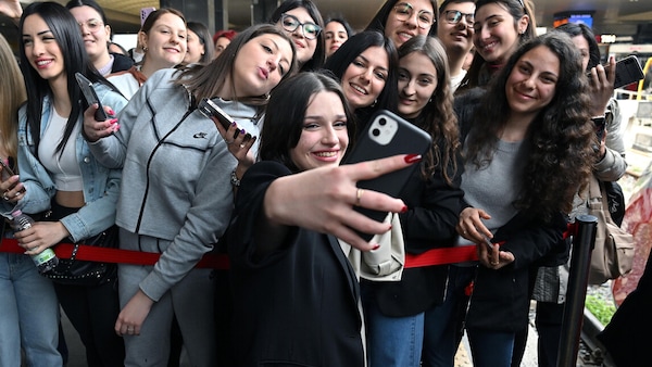 Tutti pazzi per Mare fuori: folla in delirio per il cast alla stazione Termini di Roma
