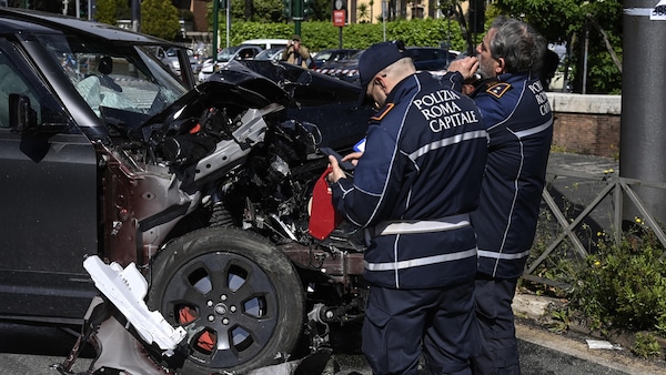 L'incidente di Ciro Immobile: tutte le foto del suv distrutto e del tram