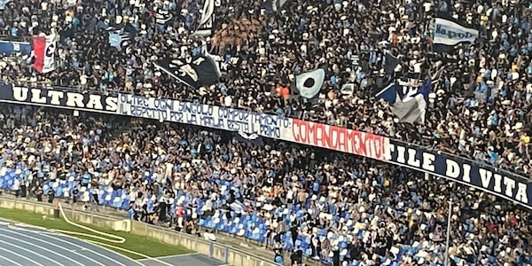 La curva del Napoli risponde a Osimhen: lo striscione allo stadio