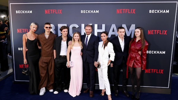 Beckham sul red carpet con Victoria e tutta la famiglia (allargata): li riconoscete tutti?