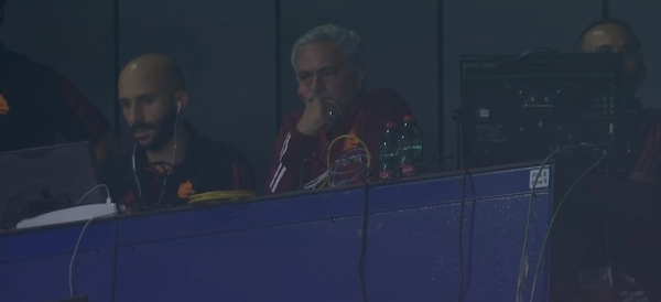 Mourinho e la reazione al boato dei tifosi della Roma all'Olimpico