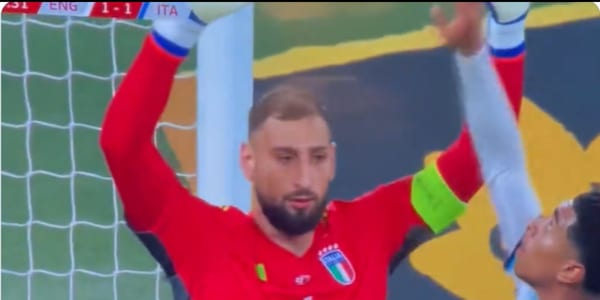 Il gesto di Bellingham a Donnarumma durante Inghilterra-Italia: scherzo o presa in giro?