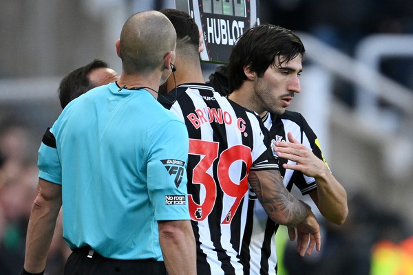 Tonali entra in campo dopo il caso scommesse: i tifosi del Newcastle lo acclamano