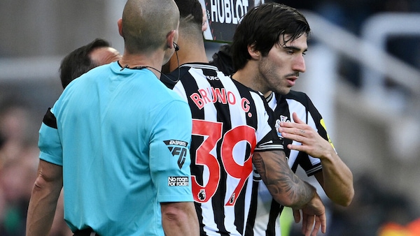 Tonali entra in campo dopo il caso scommesse: i tifosi del Newcastle lo acclamano