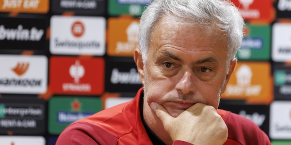 Mourinho: "Smalling si tira un po' indietro. E sul rinnovo con la Roma..."