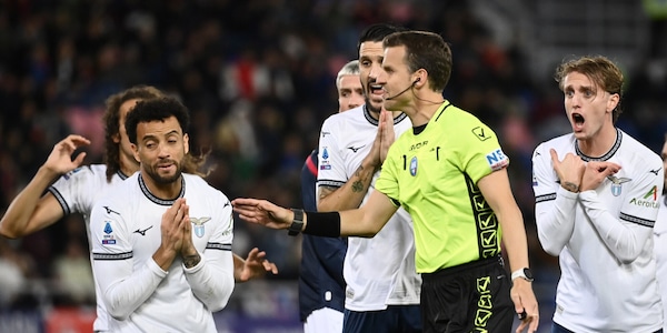 Bologna-Lazio, la moviola: nessun rigore, il Var dà ragione a La Penna