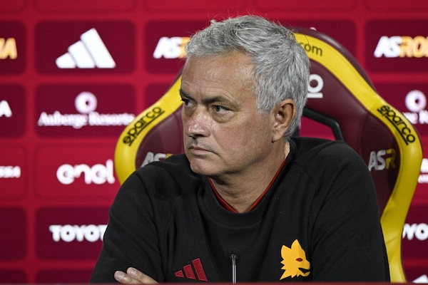 Mourinho: "Calendario Roma? Nel calcio c'è gente arrivata con il paracadute"