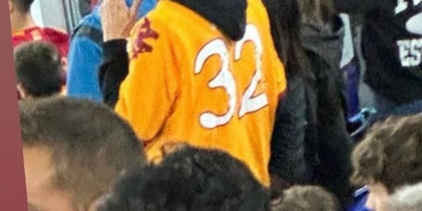 Ex romanista si emoziona per la sua maglia allo stadio, lo riconoscete?