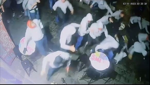 Napoli, ultras dell'Union aggrediscono il personale: panico in un locale