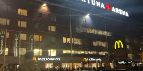 Slavia Praga-Roma, allo stadio i vip entrano... dal fast food