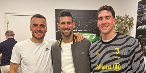Djokovic show nello spogliatoio della Juve: l'abbraccio con Vlahovic e non solo