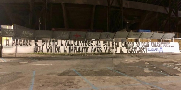 Napoli, striscione della Curva A alla squadra: "Ha pagato l'allenatore ma..."