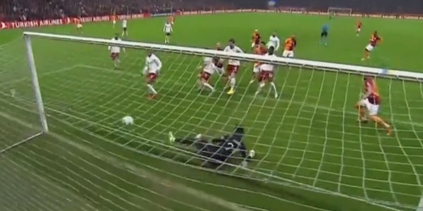 Papera di Onana: pari United. Il Psv rimonta il Siviglia, l'Arsenal fa 6 gol
