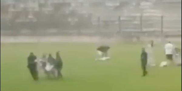 Colpito da un fulmine in campo: muore sul colpo. Il video è agghiacciante
