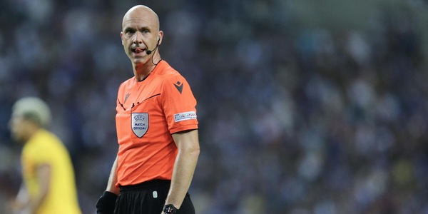 La scelta dell'IFFHS sull'arbitro Taylor fa discutere i tifosi della Roma: il motivo