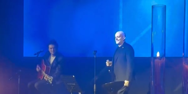 Max Pezzali show: “Gli anni” con il testo inedito per l’Inter alla festa di Natale