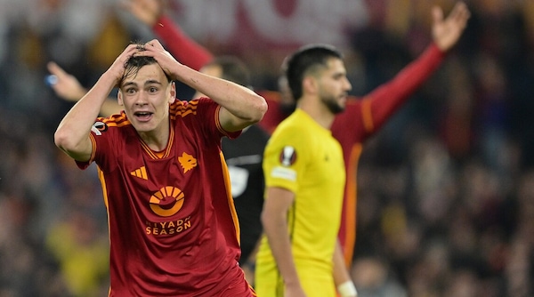 La gioia irrefrenabile di Pisilli dopo il gol con la Roma contro lo Sheriff