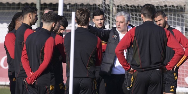 Mourinho cambia la Roma: le mosse per battere il Napoli