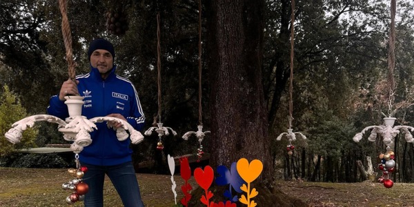 Gli auguri di Spalletti vestito d'azzurro, social scatenati: "Cosa ha in mano?"