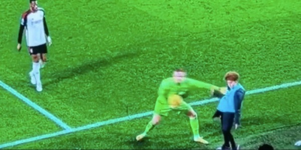 Brutto gesto in Premier: il portiere spinge via un raccattapalle e rischia l’espulsione!