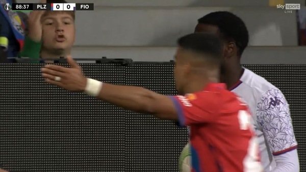 Fiorentina, Ikoné nervoso: lancia il pallone contro un raccattapalle!
