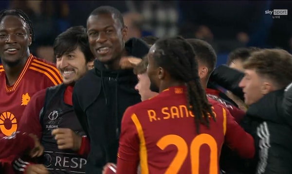 Roma-Milan, N'Dicka festeggia la qualificazione con i compagni
