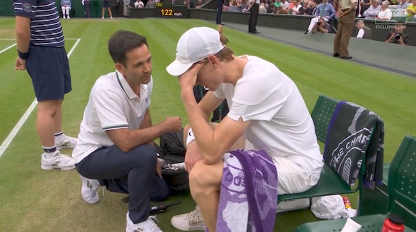 Sinner spaventa Wimbledon: capogiro improvviso, gara sospesa 10 minuti