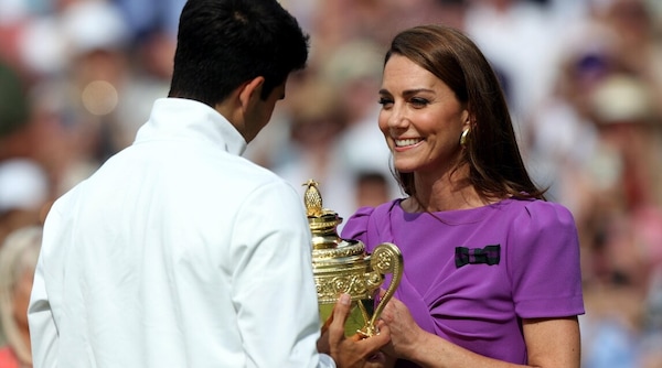 Wimbledon, una sorridente Kate Middleton premia Alcaraz