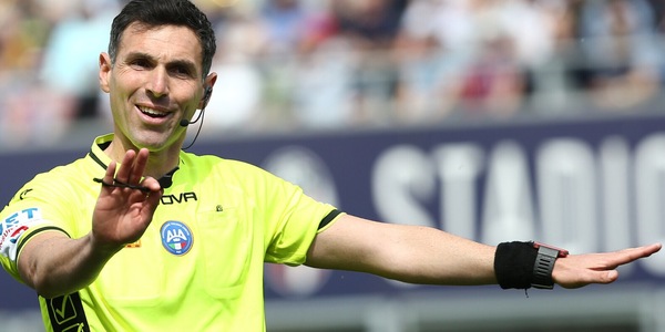 Rivoluzione arbitri: mano in area e sei cambi. Le nuove regole per il campionato