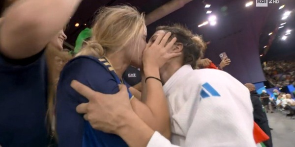 Alice Bellandi e la dedica con bacio alla fidanzata che emoziona tutti