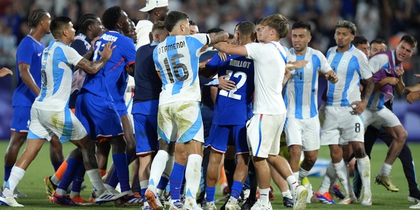 Schiaffi, urla e spintoni: Beltran, rissa furibonda in Francia-Argentina