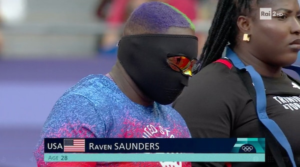 Raven Saunders, la pesista statunitense alle Olimpiadi con la maschera