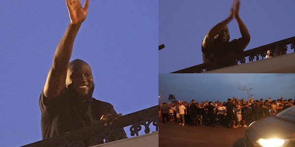Napoli, ecco Lukaku: il saluto dal terrazzo e il boato dei tifosi