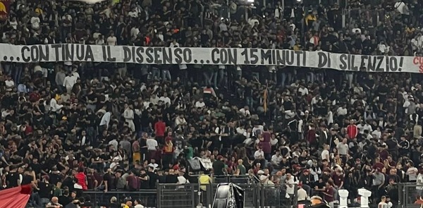 Roma, tra proteste, silenzio e striscioni, cosa è successo in Curva con l'Athletic