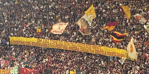 Roma, omaggio da brividi dell'Olimpico per De Rossi: tifosi commossi