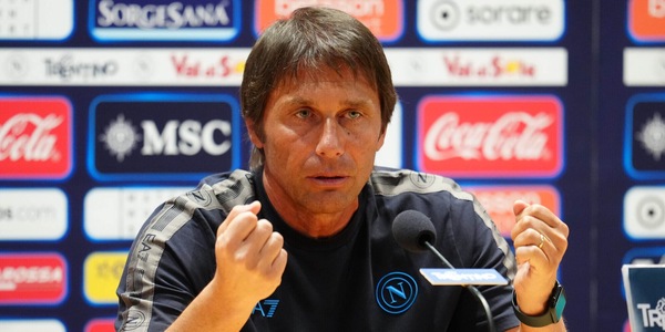 Conte tuona: "Qualche furbo vuole mettere pressione al Napoli". Poi la frase in napoletano. Rivivi la diretta
