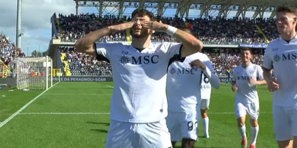Napoli, Kvaratskhelia e la nuova esultanza: mani davanti agli occhi dopo il gol