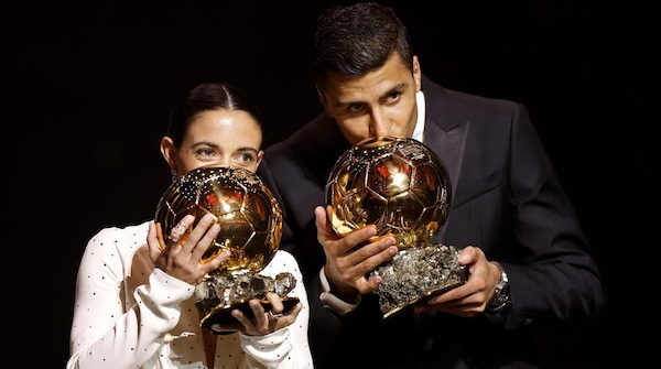 Pallone d'Oro 2024, Rodri e Aitana Bonmati emozionati baciano il trofeo
