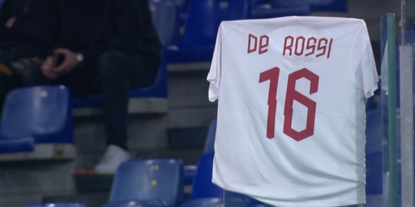 Una maglia di De Rossi accoglie la Roma in campo: dove è stata esposta