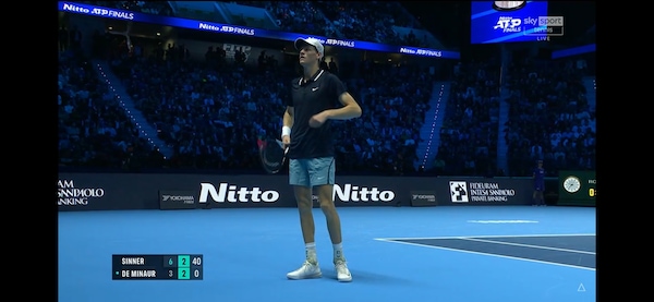 Atp Finals, Sinner ferma la partita con De Minaur per un malore sugli spalti