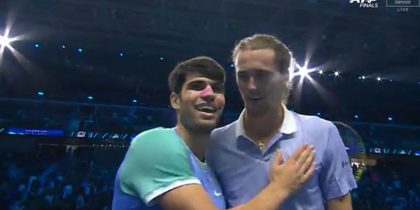 Zverev e la frase a Alcaraz dopo la vittoria alle Atp Finals: scoppiano a ridere a rete