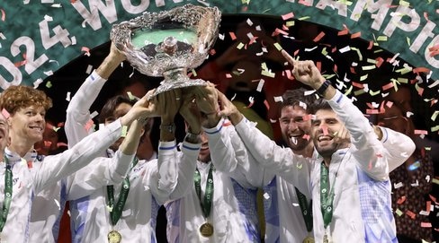 L'Italia alza la Coppa Davis: la festa azzurra con Sinner e Berrettini
