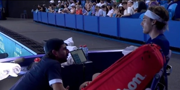 Tsitsipas, durissimo sfogo durante un match: "Dove c... penso di andare?"